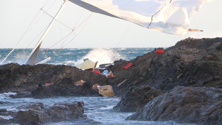 Moren dos homes després d&#039;enfonsar-se el veler on viatjaven al Port de la Selva