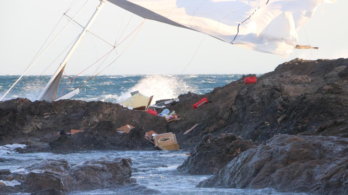 Moren dos homes després d'embarrancar el veler en què navegaven al Port de la Selva