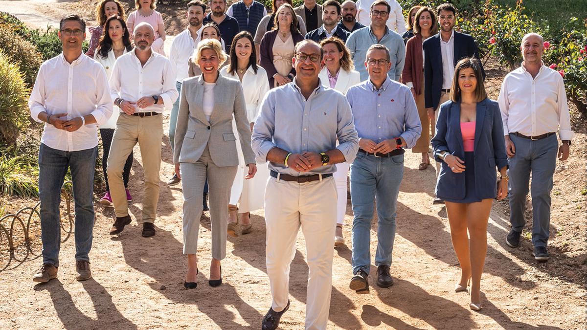 Mateos, en el centro, con todos los miembros de su candidatura en la foto del programa electoral.