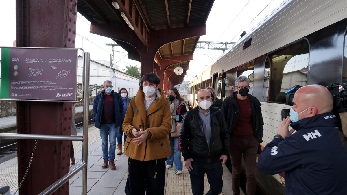 Ana Pontón, a su llegada a la estación de A Coruña en el tren procedente de Ferrol.