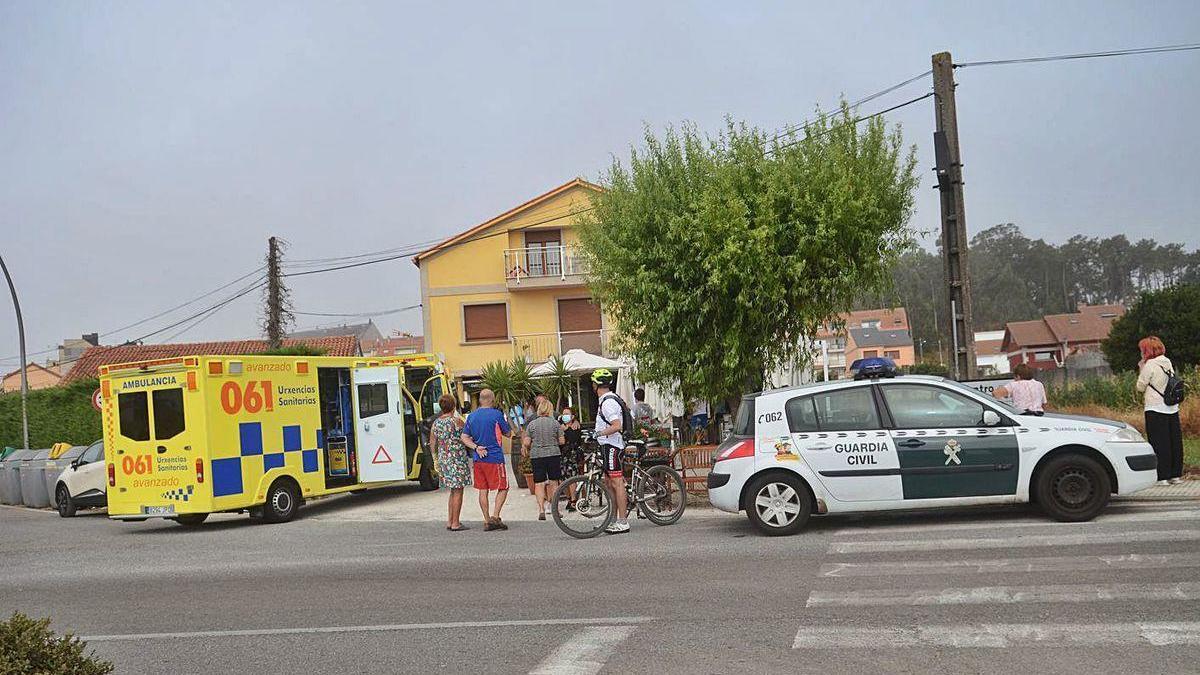 Los servicios de emergencia a las puertas del establecimiento hostelero.