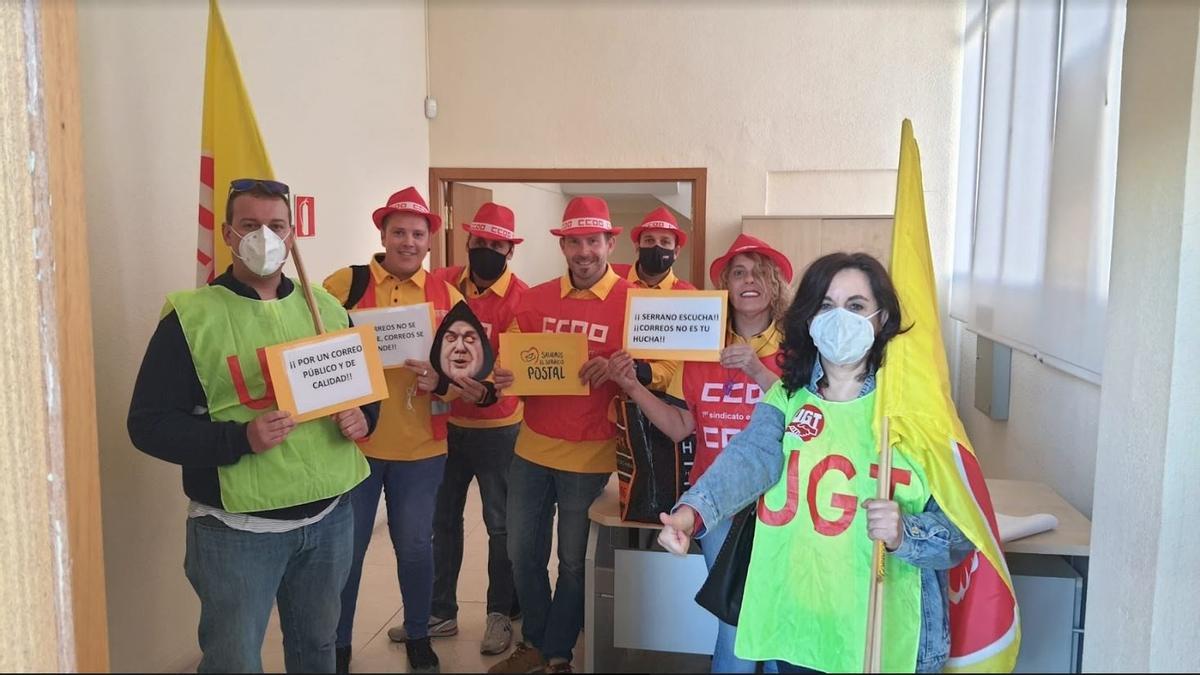 Delegados de CCOO y UGT, ayer, encerrados una oficina de Correos pacense.