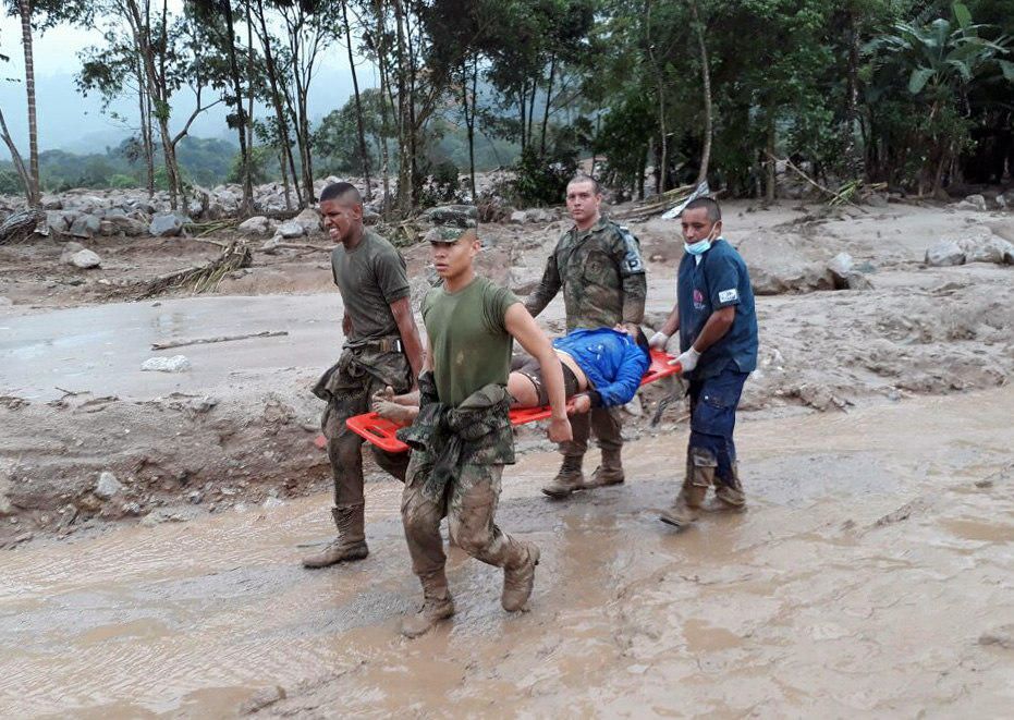 Más de 130 muertos en una avalancha de tierra en Colombia