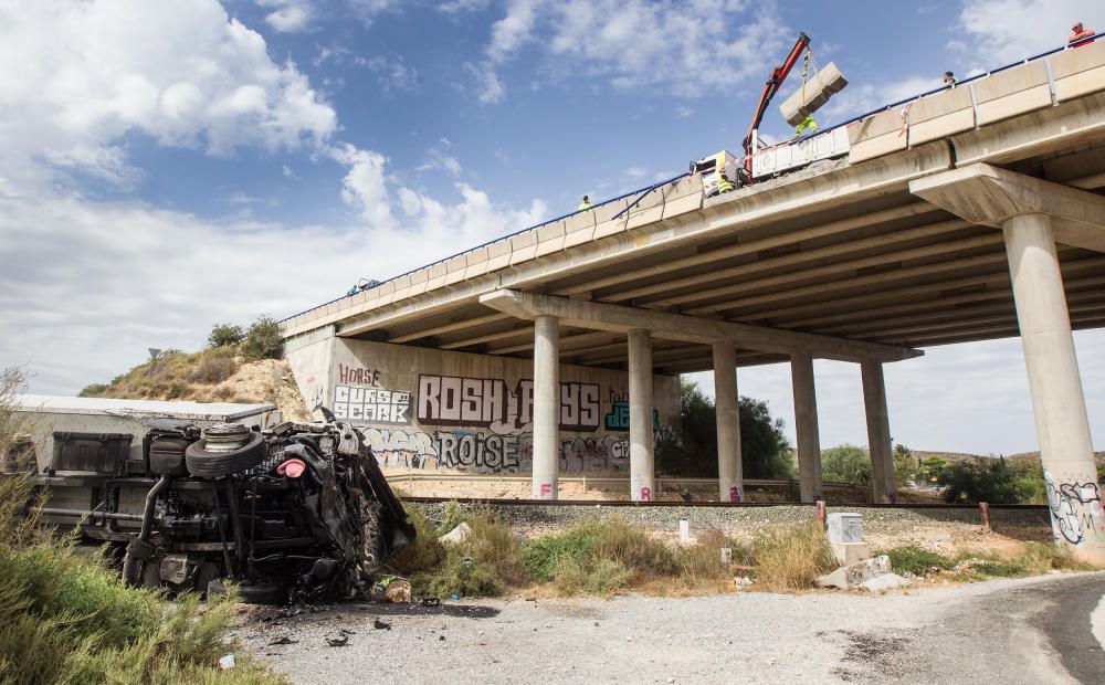 Tres personas han resultado heridas en un aparatoso accidente ocurrido poco antes de las tres de la tarde en la carretera que da acceso al aeropuerto, la N-338