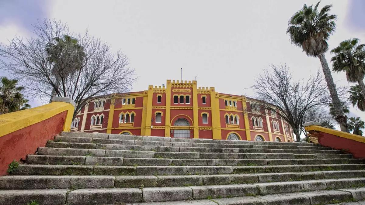 El Coso de San Albín, visto desde las escalinatas de acceso, volverá a ser protagonista en septiembre con la Feria taurina de Mérida.