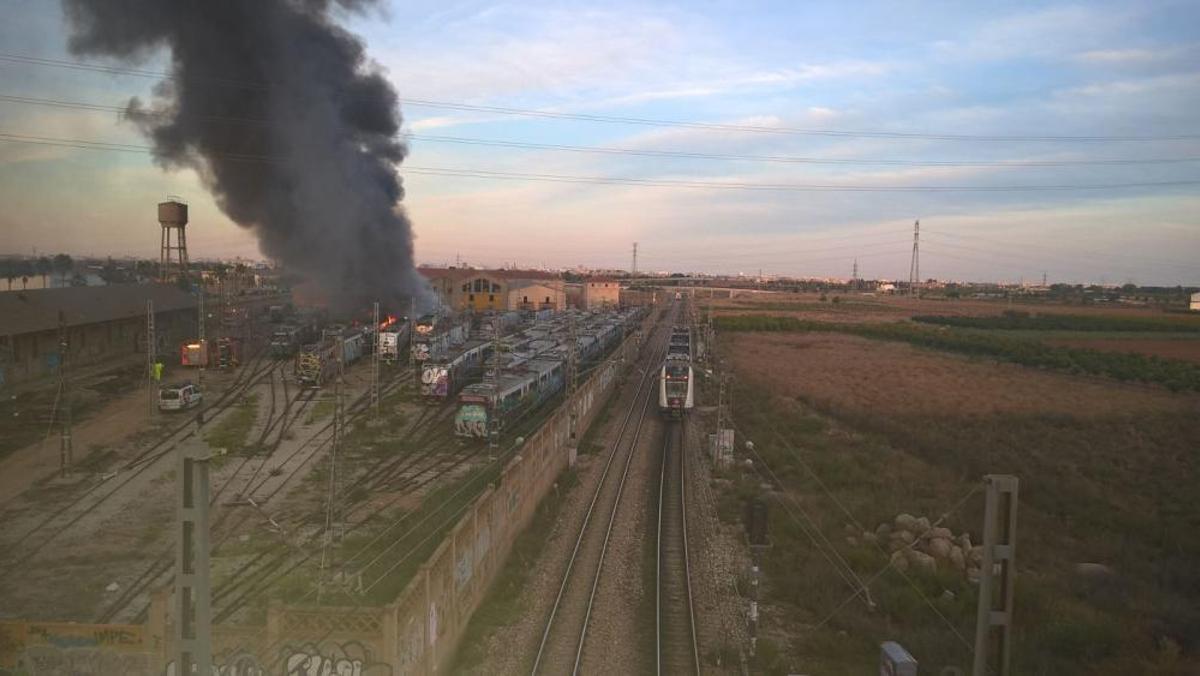 Incendio en un antiguo taller de FGV de Torrent