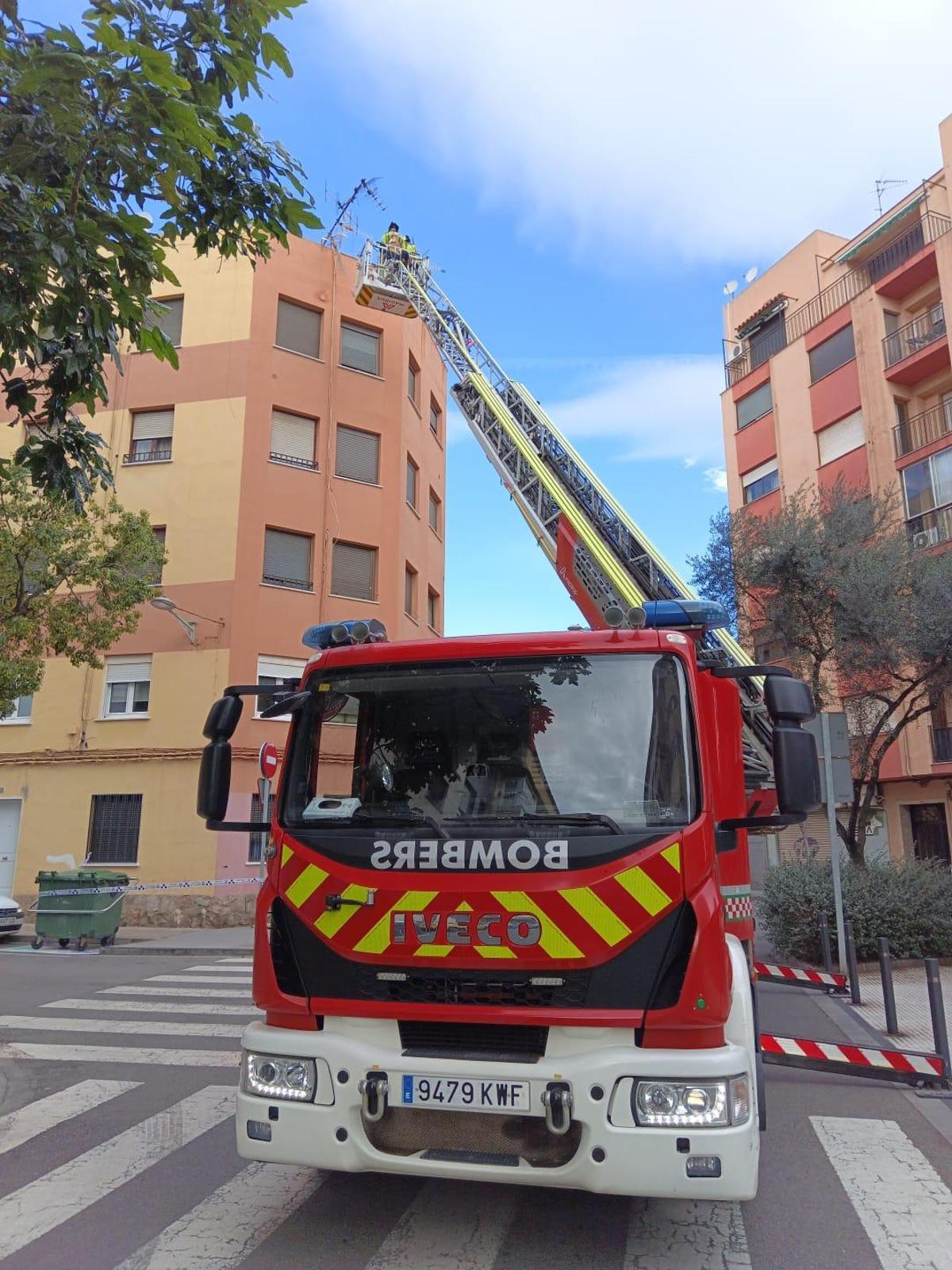 Un centenar de servicios devuelven la normalidad a Castellón tras el viento