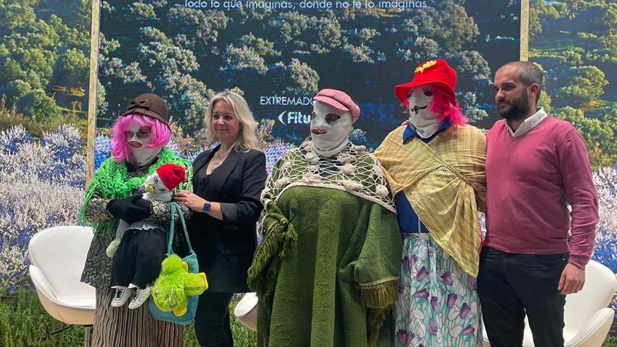 Isabel Sánchez, alcaldesa de Montánchez, con los tres Jurramachos desplazados a Fitur.