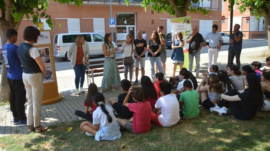 L’impuls educatiu del reciclatge permet crear mobiliari urbà de plàstic a Figueres