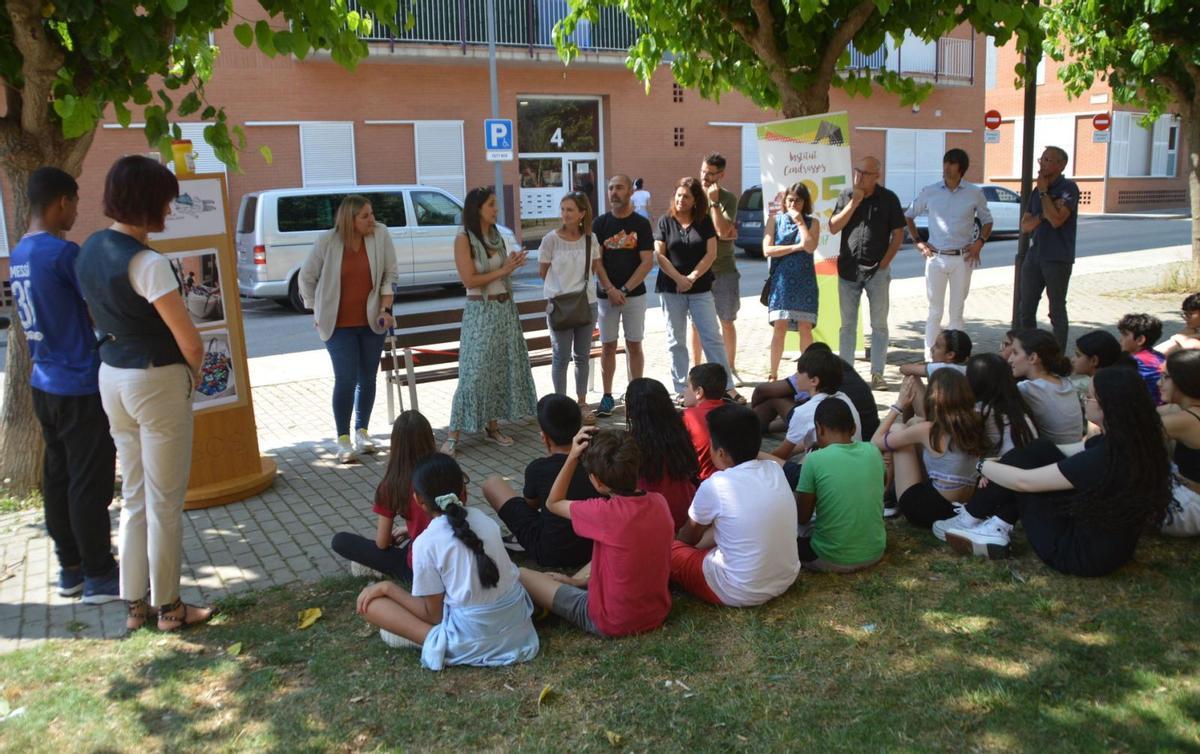 Alumnes, professors i representants de les entitats i de l’empresa en el moment d’inaugurar el primer banc de plàstic reciclat. | SANTI COLL
