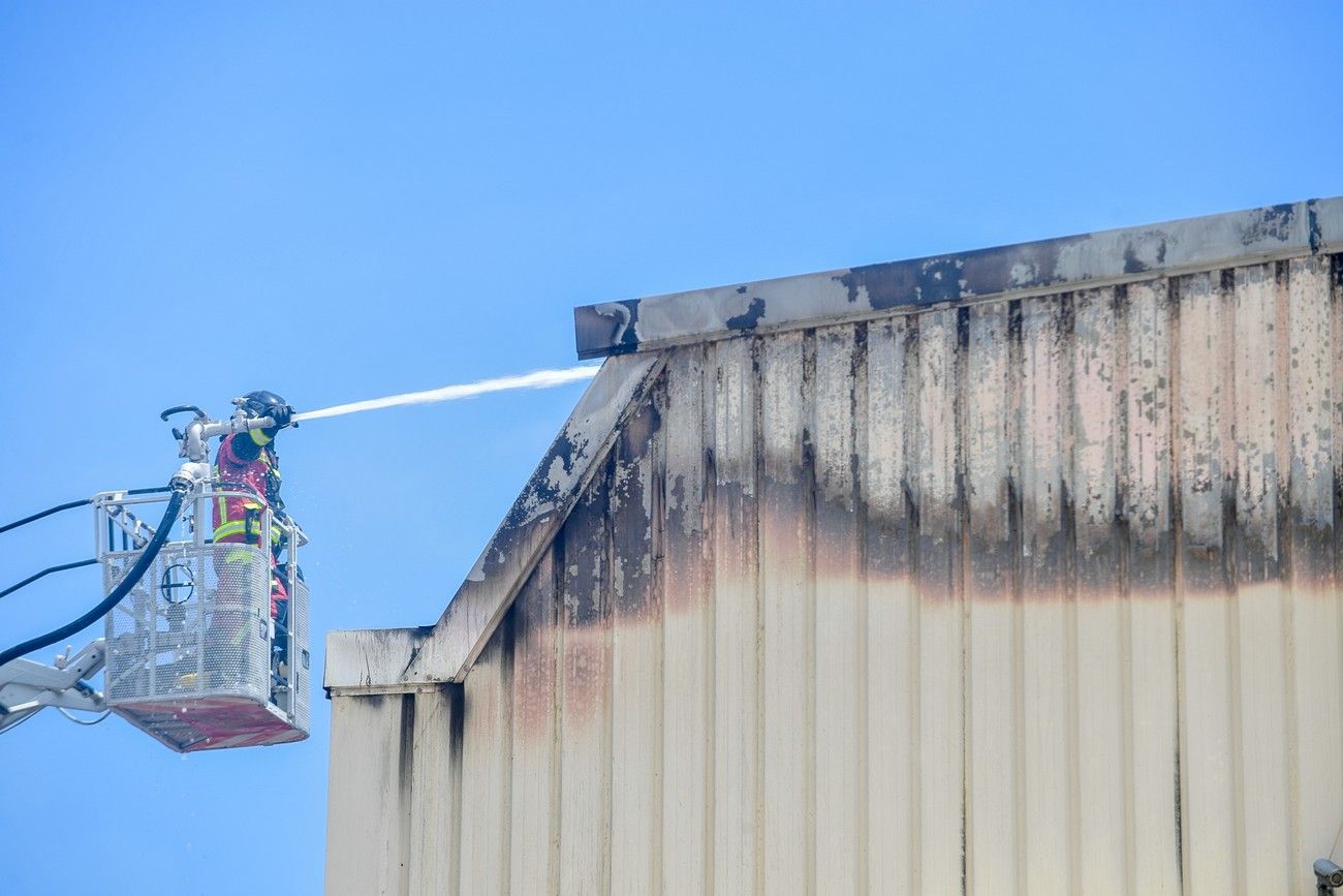 Bomberos de Las Palmas de Gran Canaria controlan el incendio de una nave multiusos en Mercalaspalmas