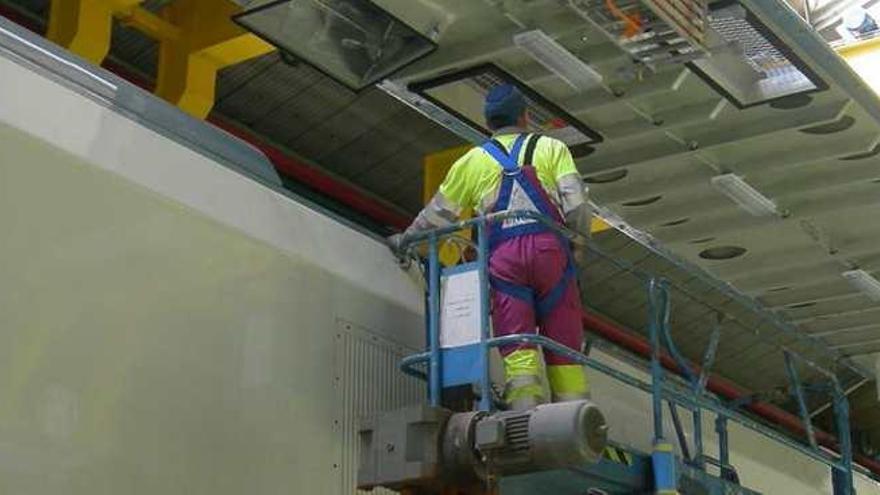 Un trabajador en el taller que Renfe tiene en Los Prados.