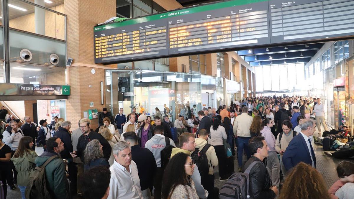 Colas y retrasos en la estación de trenes de Córdoba la mañana del lunes