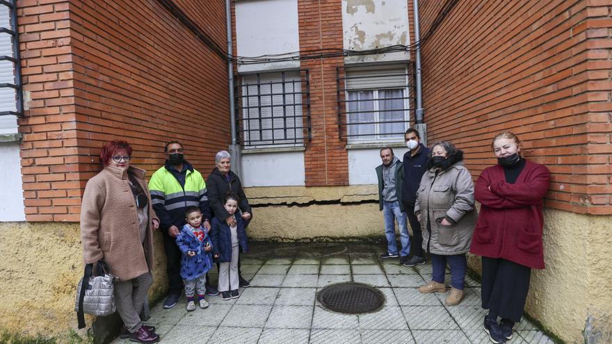 Temor entre los vecinos de un bloque de La Corredoria por el mal estado de sus viviendas: &quot;El edificio puede derrumbarse&quot;