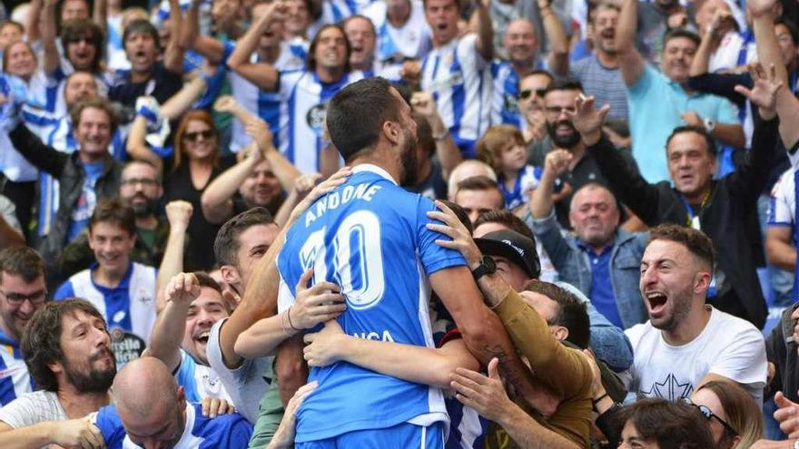 Andone celebra con la grada su tanto sobre la hora ante el Getafe que le dio el triunfo al Dépor en Riazor.