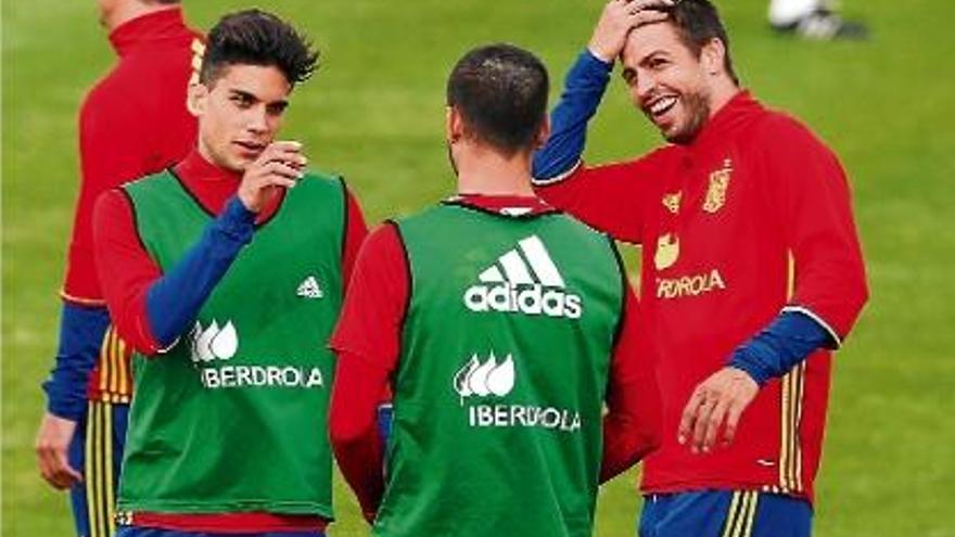 Marc Bartra, al costat de Gerard Piqué i Álvaro Morata, en l&#039;últim entrenament de la selecció espanyola.