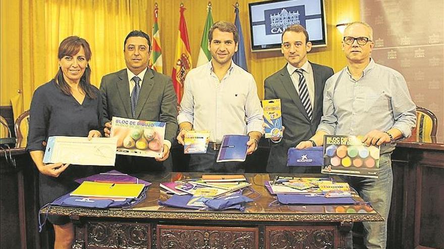 La Obra Social la Caixa entrega al Ayuntamiento un total de 89 kits escolares para familias en vulnerabilidad