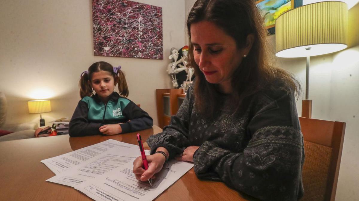 Una madre firma la
autorización para vacunar
a su hija. f.calabuig