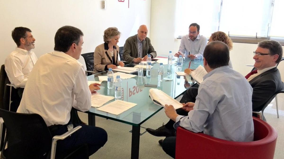Pedro Sánchez y el equipo negociador del PSOE, reunidos para estudiar la propuesta de Compromís.