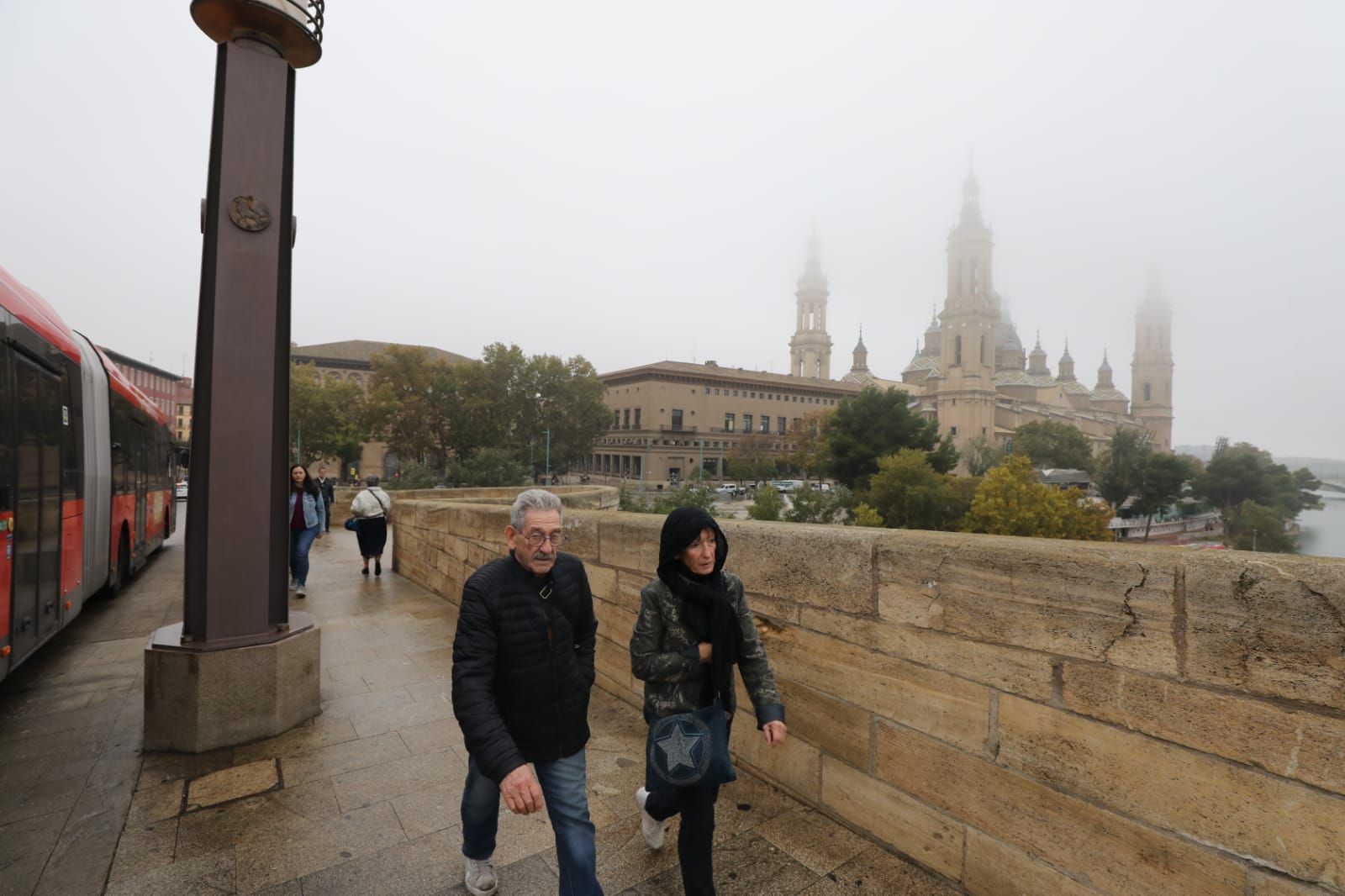 La niebla encapota Zaragoza
