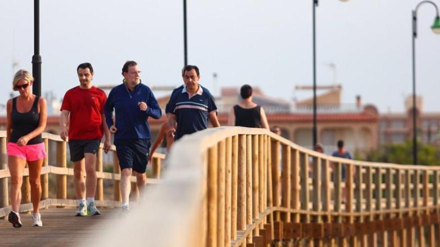 Rajoy se despide de Torrevieja con un paseo matutino con Dolón