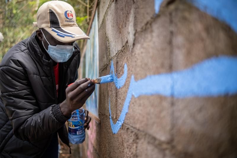 Elaboración de un mural en Las Raíces