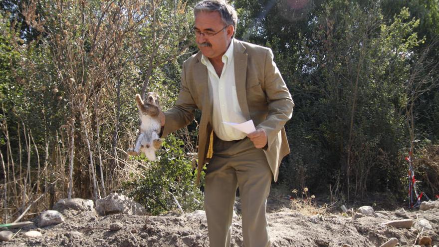 Feliciano Fernández captura un conejo en Valorio.