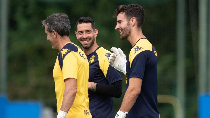 Germán Parreño, a la derecha, e Ian Mackay, en el centro, conversan con el preparador de porteros, Alberto Casal. |  // CASTELEIRO / ROLLER AGENCIA