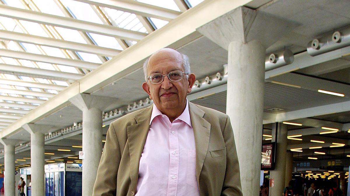 Plinio Apuleyo Mendoza, en el aeropueto de Son Sant Joan en 2003