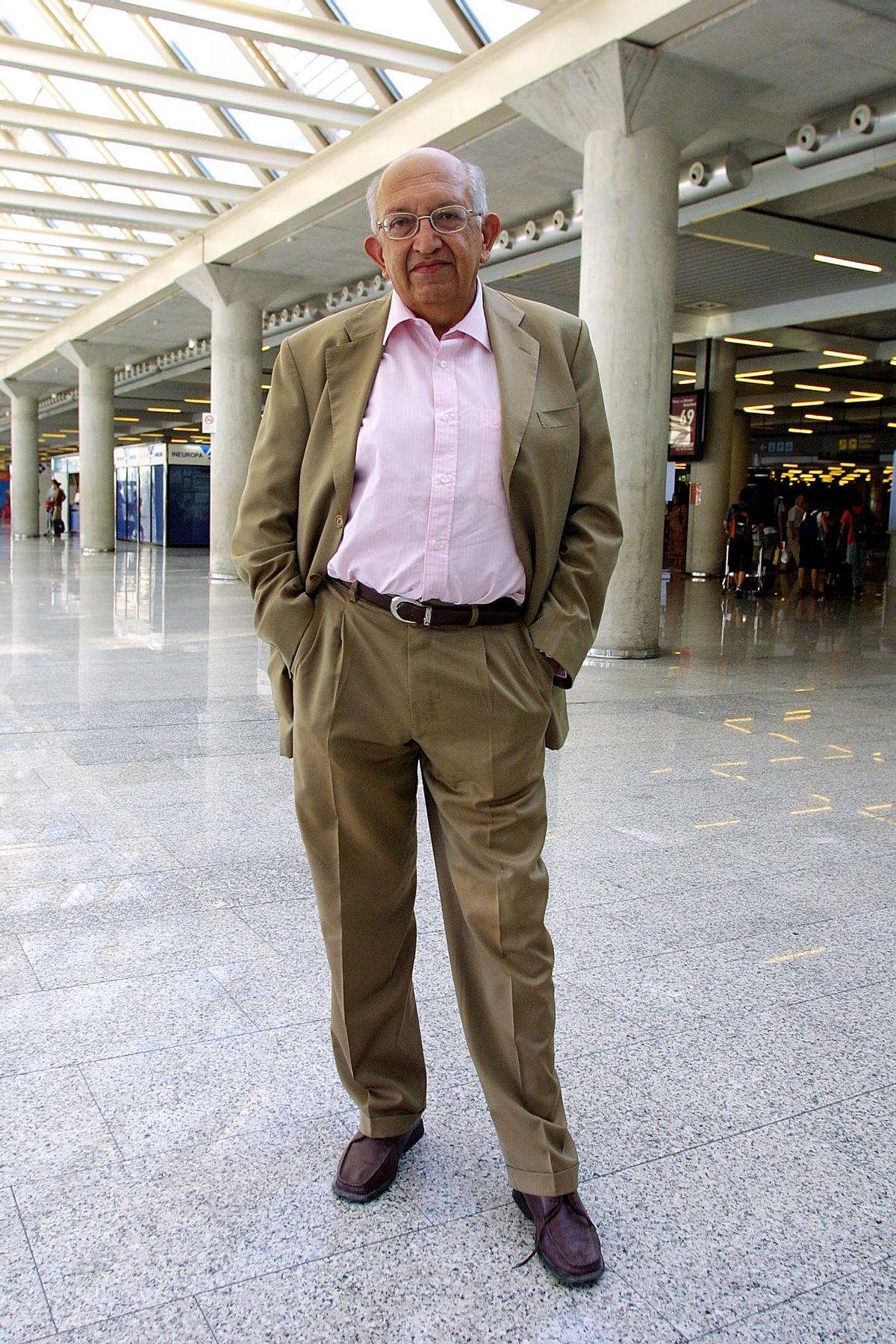 Plinio Apuleyo Mendoza, en el aeropueto de Son Sant Joan en 2003