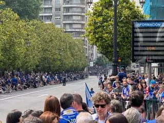 La marea azul toma las calles de Oviedo para celebrar con el equipo carbayón un ascenso histórico