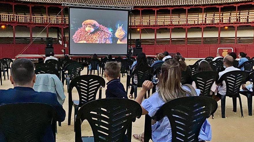 Proyección de la película infantil &quot;Smallfoot&quot; en la plaza de toros de Toro.