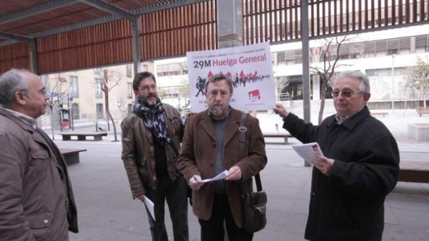 Fernández Vecilla reparte información sobre la huelga.