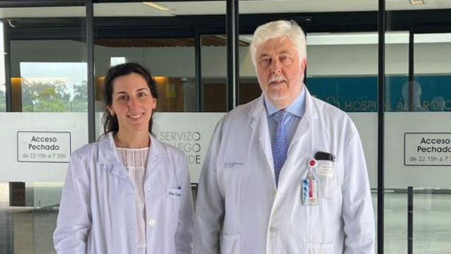 La doctora Cespón con el jefe de Cardiología, el doctor Íñiguez.