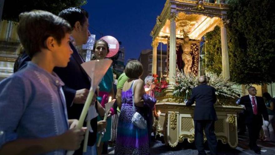 Un momento de la procesión que recorrió al anochecer las calles del centro de Sant Joan d&#039;Alacant.