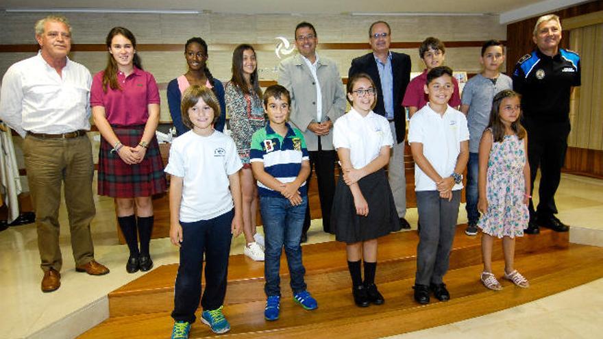 El Puerto entrega premios de dibujo y redacción a los niños