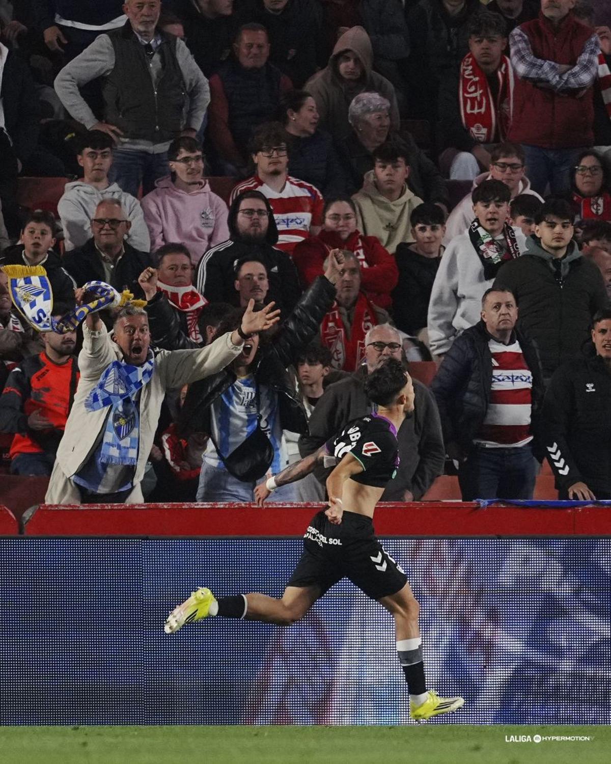 Larrubia celebra su gol en el Nuevo Los Cármenes.