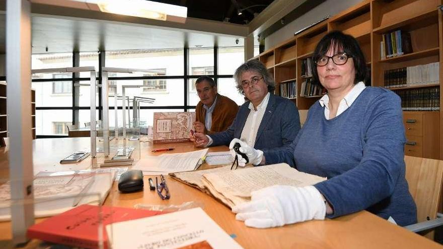 Manuel G. Rodiño, Eduardo Esteban y María del Pilar Rodríguez, consultando el &quot;Livro do Concello&quot;. // G.S.