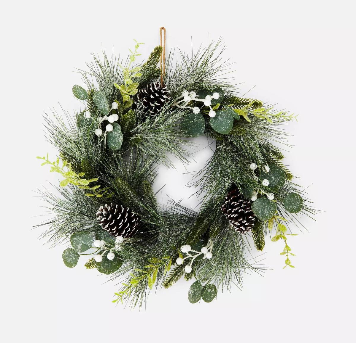 Corona de Navidad de pino y bayas