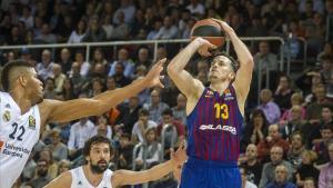 lmendiola47184556 barcelona 01 03 2019  deportes    heurtel tira a canasta ant190301213836