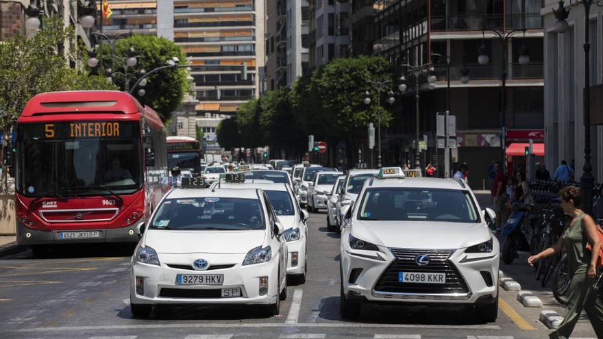 Taxistas en el centro de València, en una imagen de archivo.