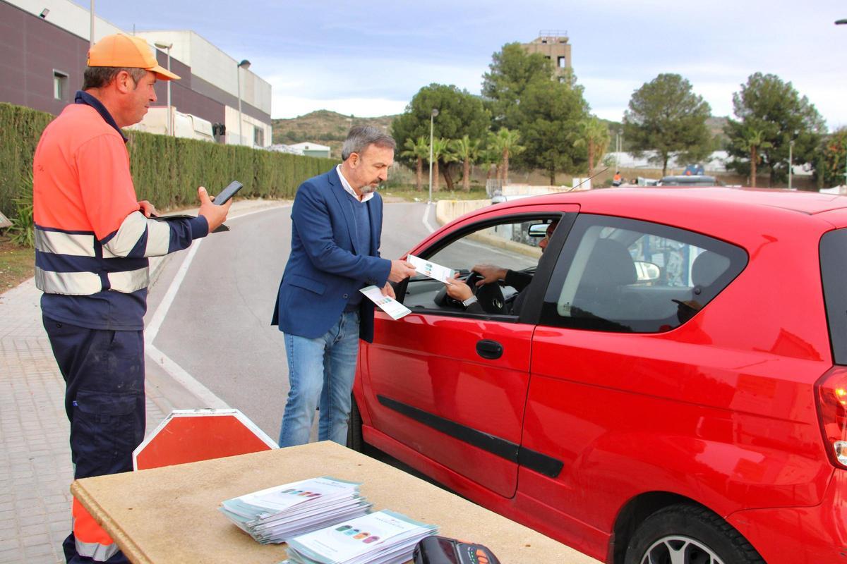 Redondo reparte los folletos informativos a usuarios del ecoparque.