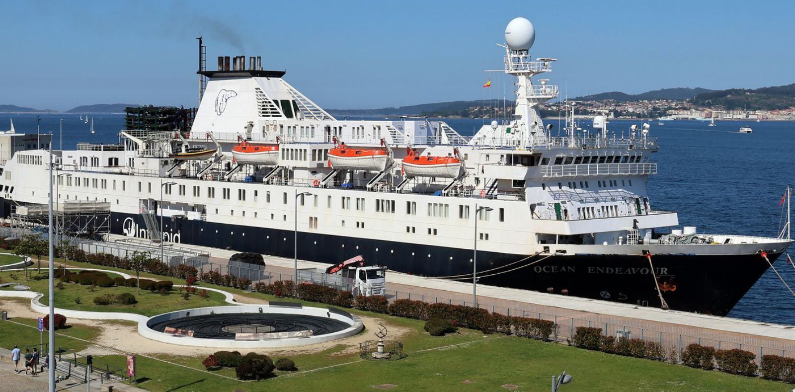 El “Ocean Endeavour”, ayer, en la terminal de cruceros antes de entrar hoy en Metalships