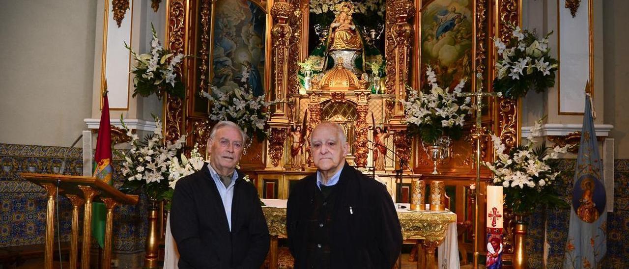 El padre José María (izquierda) y el padre Jaime, ante la Virgen del Puerto de Plasencia.