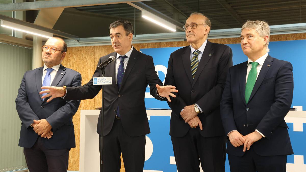 Roman Rodríguez, con los tres rectores gallegos.