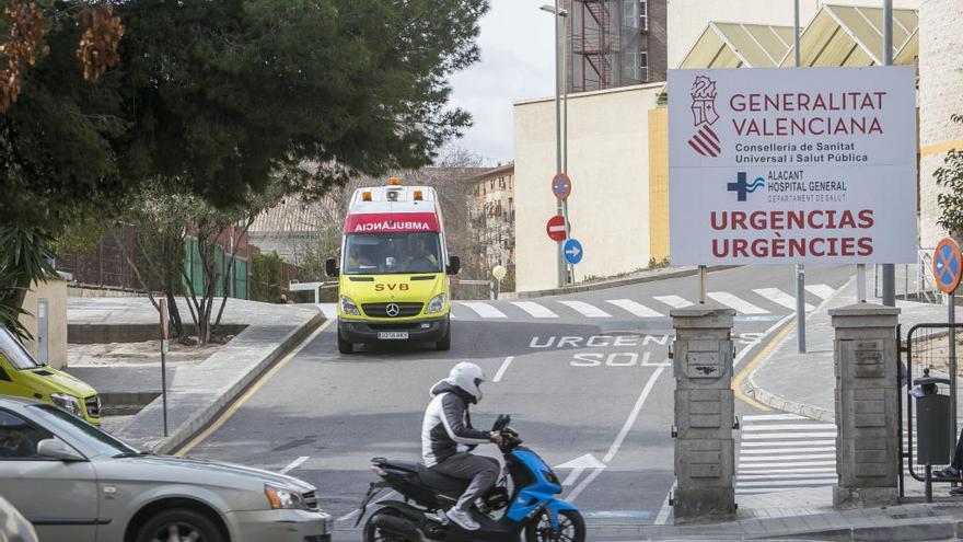 Herido un motorista de 75 años al saltarse un coche un semáforo en rojo en Alicante