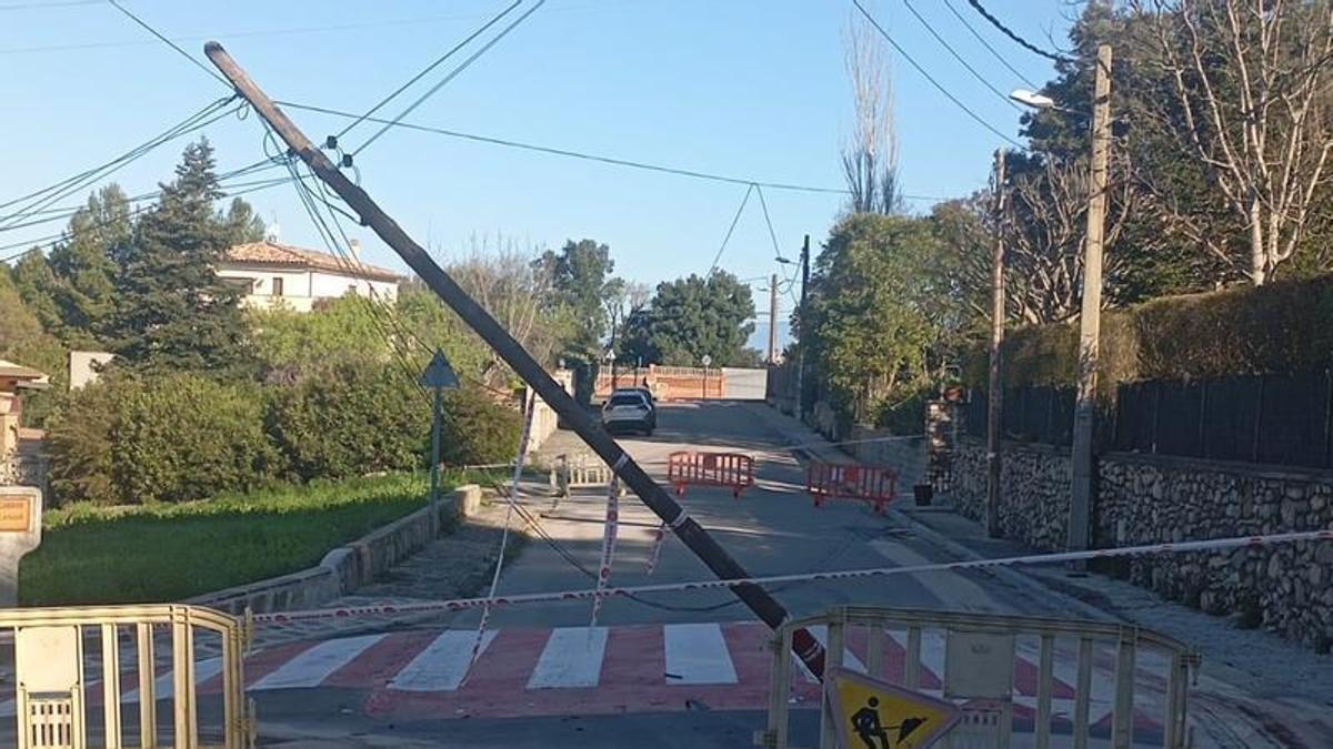 El pal trencat i el carrer tallat després de la topada