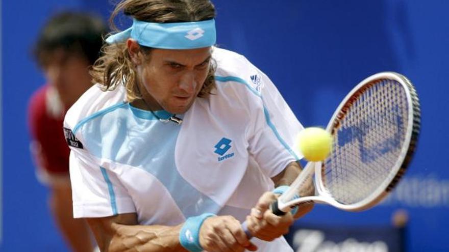 El tenista español David Ferrer, durante su partido ante su compatriota Guillermo Trujillo correspondiente a la segunda ronda del Trofeo Conde de Godó disputado hoy en Barcelona. Ferrer ganó 6-1, 6-1.