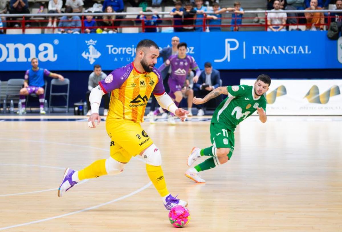 El meta Dennis conduce el balón en el duelo ante el Movistar.