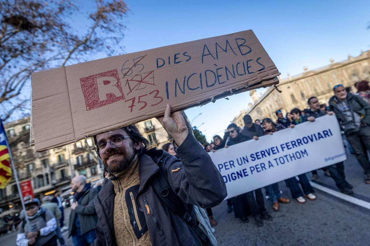 Los usuarios de Rodalies se manifiestan en Barcelona Los usuarios de Rodalies se manifiestan en Barcelona